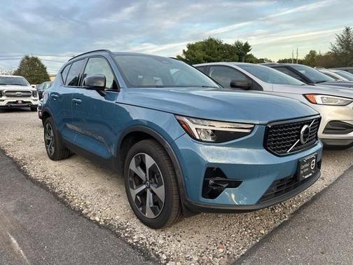 2023 Volvo XC40 B5 Plus Dark Theme