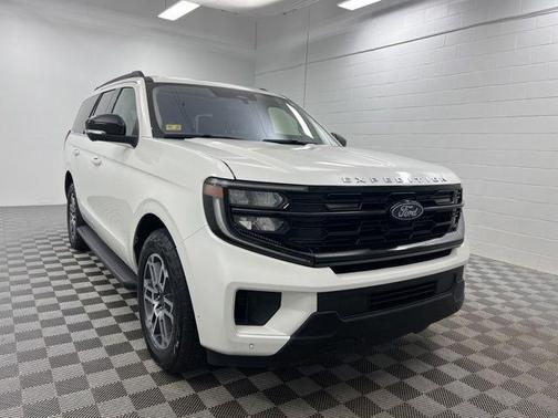 Star White 2025 Ford Expedition Active