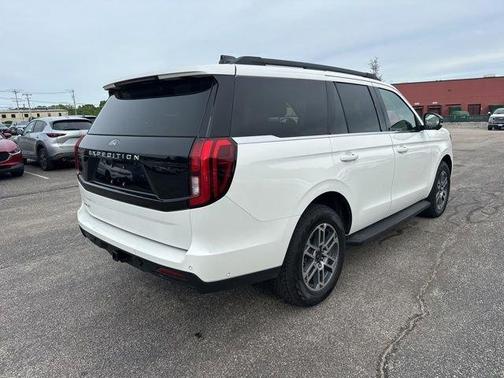 White Metallic 2025 Ford Expedition Active