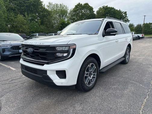 White Metallic 2025 Ford Expedition Active