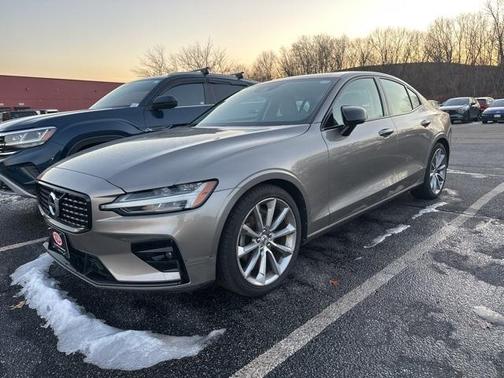 2021 Volvo S60 T5 Momentum