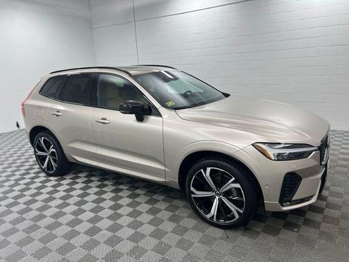 Bright 2024 Volvo XC60 B5 Ultimate Dark Theme