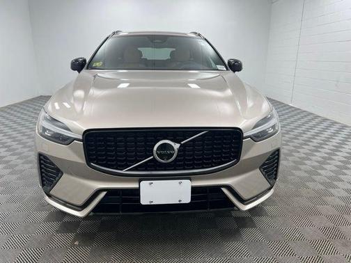 Bright 2024 Volvo XC60 B5 Ultimate Dark Theme