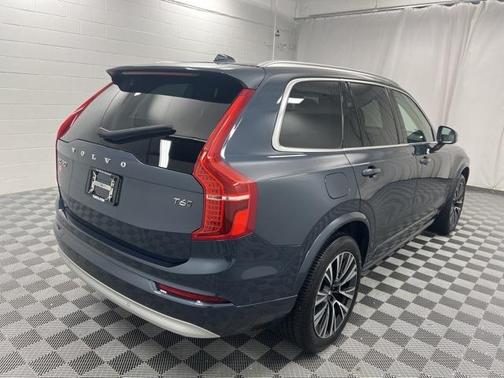 2022 Volvo XC90 T6 Momentum 7 Passenger