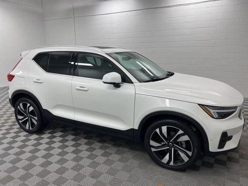 2023 Volvo XC40 B5 Plus Bright Theme