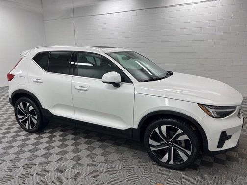 2023 Volvo XC40 B5 Plus Bright Theme