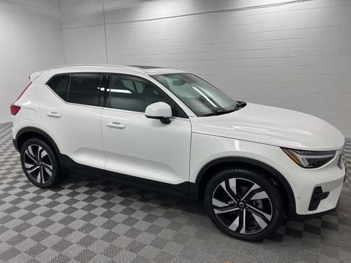 2023 Volvo XC40 B5 Plus Bright Theme