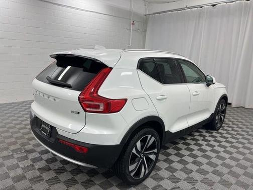 2023 Volvo XC40 B5 Plus Bright Theme