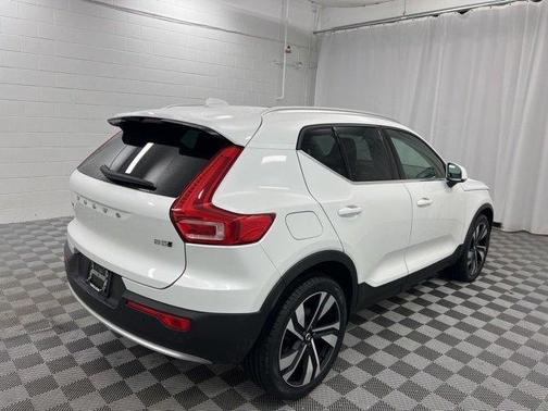 2023 Volvo XC40 B5 Plus Bright Theme