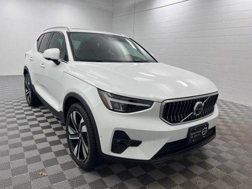 2023 Volvo XC40 B5 Plus Bright Theme