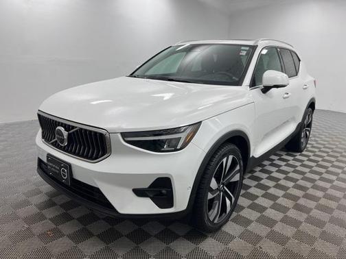 2023 Volvo XC40 B5 Plus Bright Theme