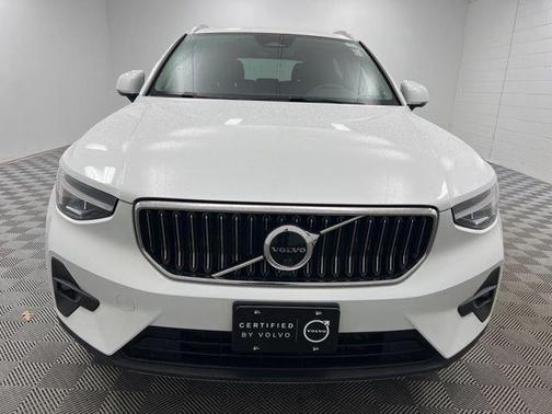 2023 Volvo XC40 B5 Plus Bright Theme