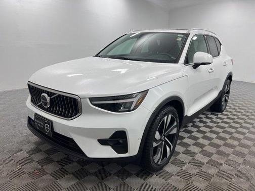 2023 Volvo XC40 B5 Plus Bright Theme