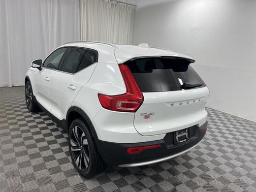 2023 Volvo XC40 B5 Plus Bright Theme