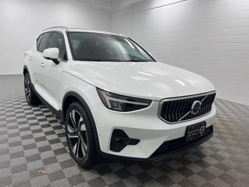 2023 Volvo XC40 B5 Plus Bright Theme