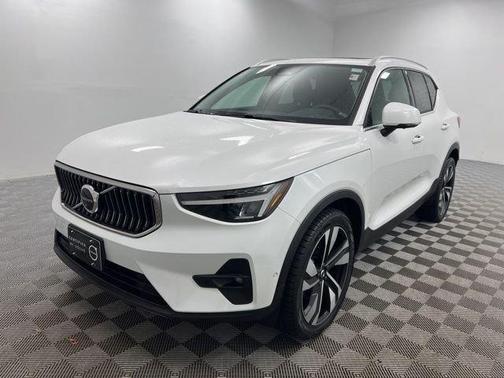 2023 Volvo XC40 B5 Plus Bright Theme