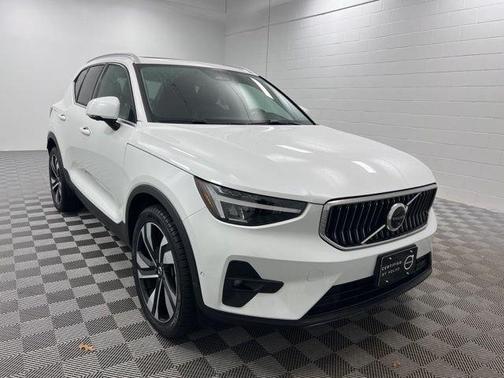 2023 Volvo XC40 B5 Plus Bright Theme