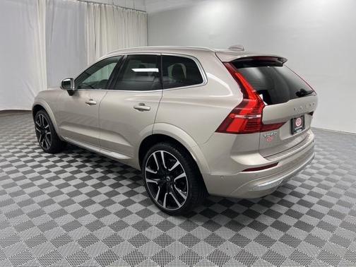 2023 Volvo XC60 B5 Ultimate Bright Theme