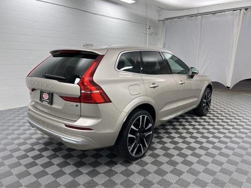 2023 Volvo XC60 B5 Ultimate Bright Theme