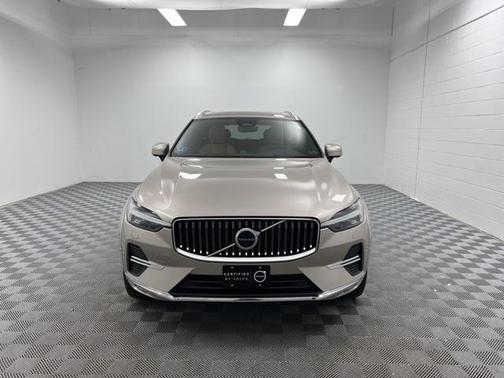 2023 Volvo XC60 B5 Ultimate Bright Theme