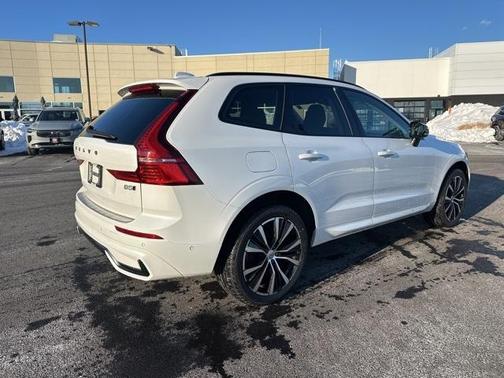 2023 Volvo XC60 B5 Plus Dark Theme