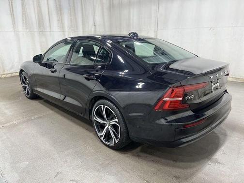 Onyx Black Metallic 2024 Volvo S60 B5 Plus Dark Theme