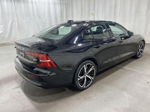 Onyx Black Metallic 2024 Volvo S60 B5 Plus Dark Theme