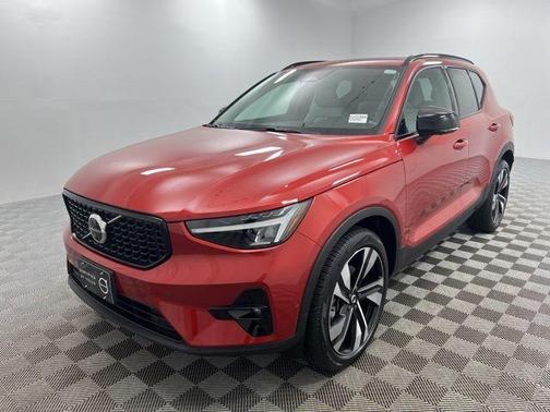 Fusion Red Metallic 2023 Volvo XC40 B5 Plus Dark Theme