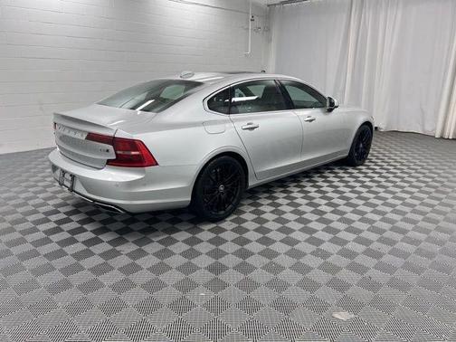 Silver 2018 Volvo S90 T6 Momentum