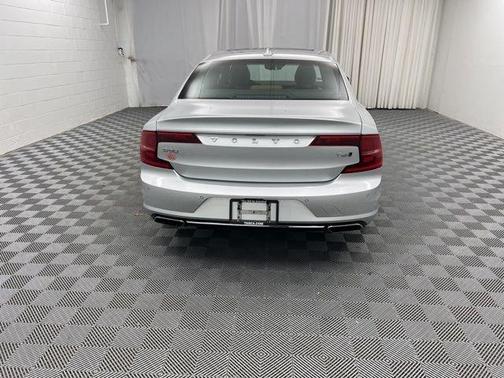Silver 2018 Volvo S90 T6 Momentum