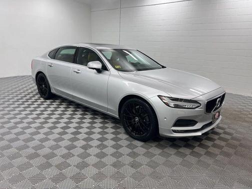 Silver 2018 Volvo S90 T6 Momentum