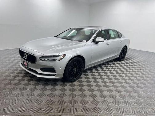 Silver 2018 Volvo S90 T6 Momentum