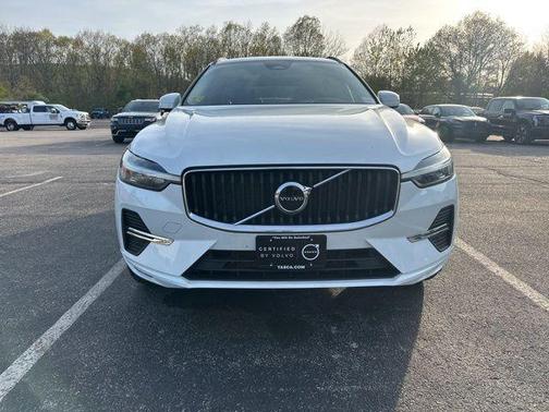 Crystal White Metallic 2023 Volvo XC60 B5 Core