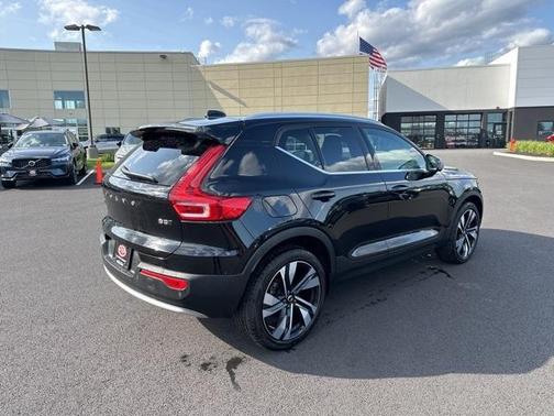 2024 Volvo XC40 B5 Ultimate Bright Theme