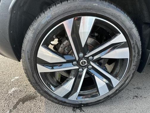 2024 Volvo XC40 B5 Ultimate Bright Theme