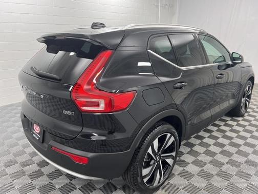 2024 Volvo XC40 B5 Ultimate Bright Theme