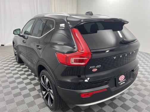 2024 Volvo XC40 B5 Ultimate Bright Theme