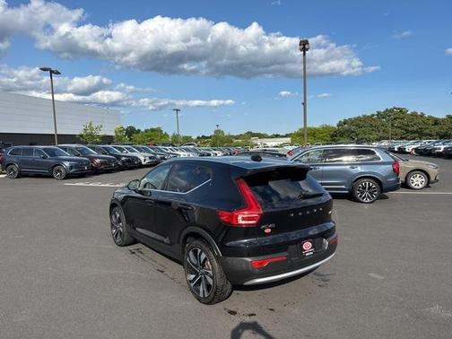 2024 Volvo XC40 B5 Ultimate Bright Theme