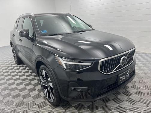 2024 Volvo XC40 B5 Ultimate Bright Theme