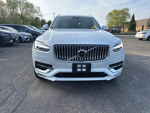 Crystal White Metallic 2023 Volvo XC90 B5 Plus