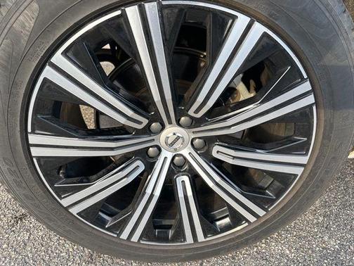 Crystal White Metallic 2023 Volvo XC90 B5 Plus