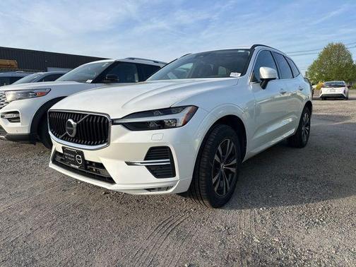 Crystal White Metallic 2023 Volvo XC60 B5 Core