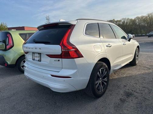 Crystal White Metallic 2023 Volvo XC60 B5 Core