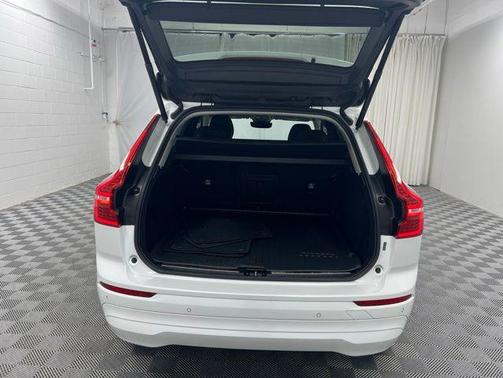 Crystal White Metallic 2023 Volvo XC60 B5 Core