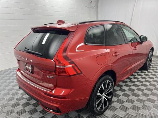 2023 Volvo XC60 B5 Plus Dark Theme