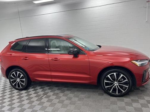 2023 Volvo XC60 B5 Plus Dark Theme