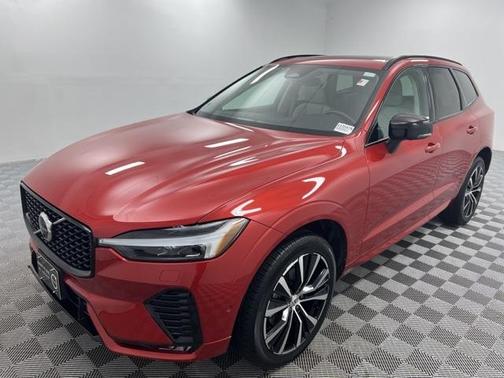 2023 Volvo XC60 B5 Plus Dark Theme
