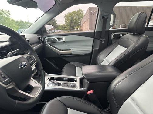Star White 2023 Ford Explorer XLT