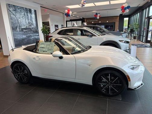Snowflake White Pearl Mica 2026 Mazda MX-5 Miata GRAND TOURING