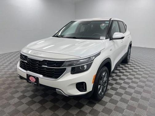 Snow White Pearl 2024 Kia Seltos LX